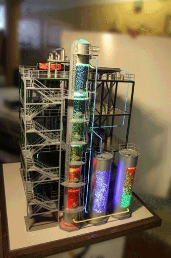 Макет промышленой установки оснащен светодиодной подсветкой,  показывающей этапы производственного цикла Макет промышленой установки оснащен светодиодной подсветкой,  показывающей этапы производственного цикла